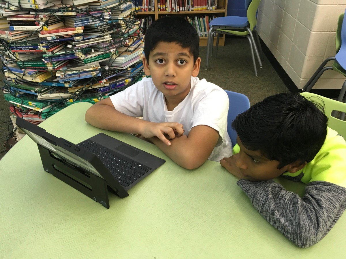 Magnetiles are a hit in the Webb Bridge media center this morning while other students try to agree on their tech fair projects! #webbway #whatsyourimpact #makerspace @WBMSprincipal <a href="/wbms_pta/">Webb Bridge MS PTA</a> <a href="/FCSVanguard/">FCS Vanguard</a>
