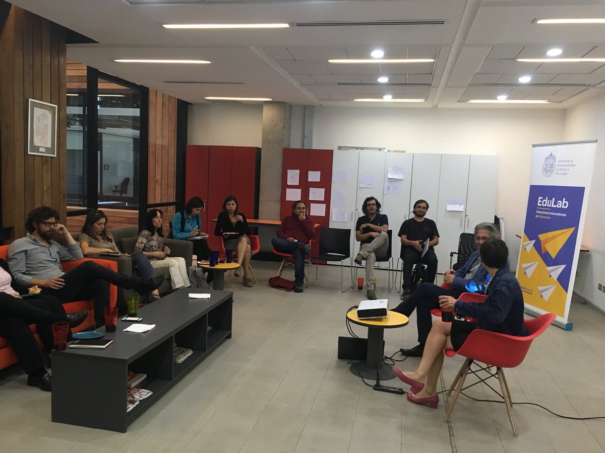 TransferenciaUC's tweet photo. Estamos en el 3r almuerzo #edulab junto a Ricardo Rosas de @CEDETi_UC quien cuenta su experiencia como innovador y el apoyo que recibió del programa #GlobalUC https://t.co/jRyvZQw5mH