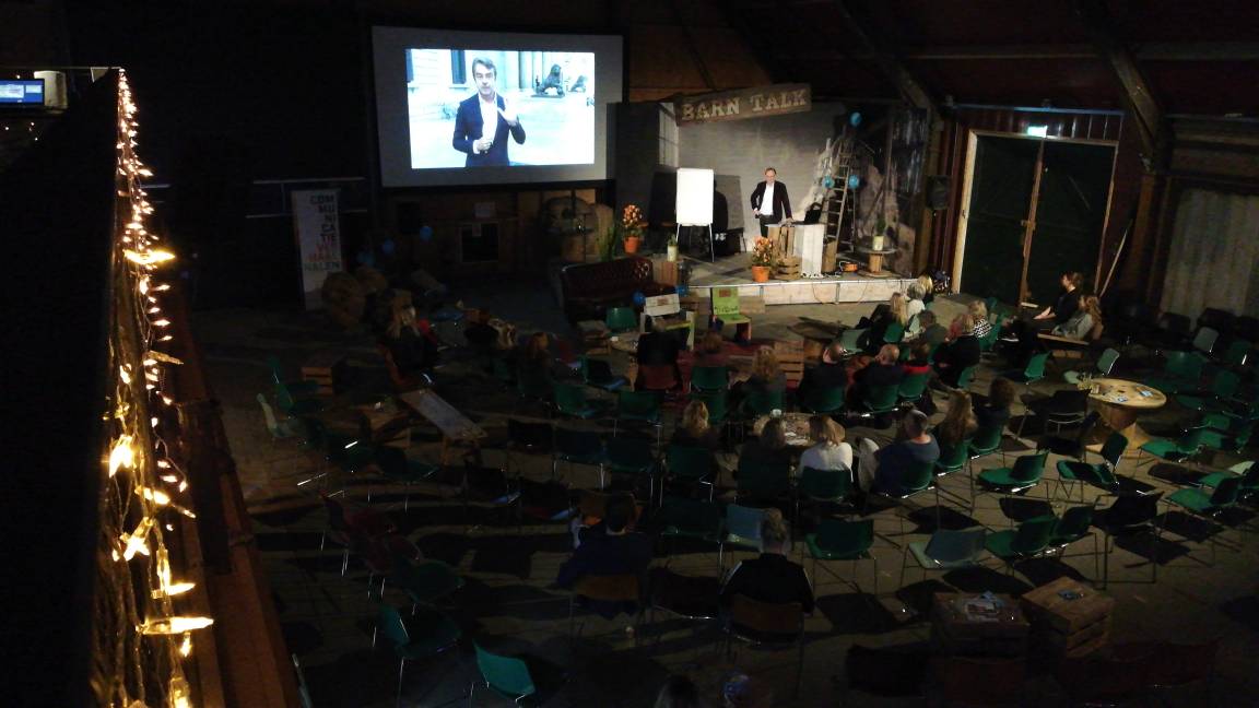 commfestivalnl's tweet image. Wow, wat een waanzinnige dag: boeiende sprekers, enthousiaste festivalgangers, wat een sfeer! Inmiddels zitten we midden in het laatste onderdeel, workshopronde 2, hier met beelddeskundige Gert de Graaf. #commfest2018 #whatsnews