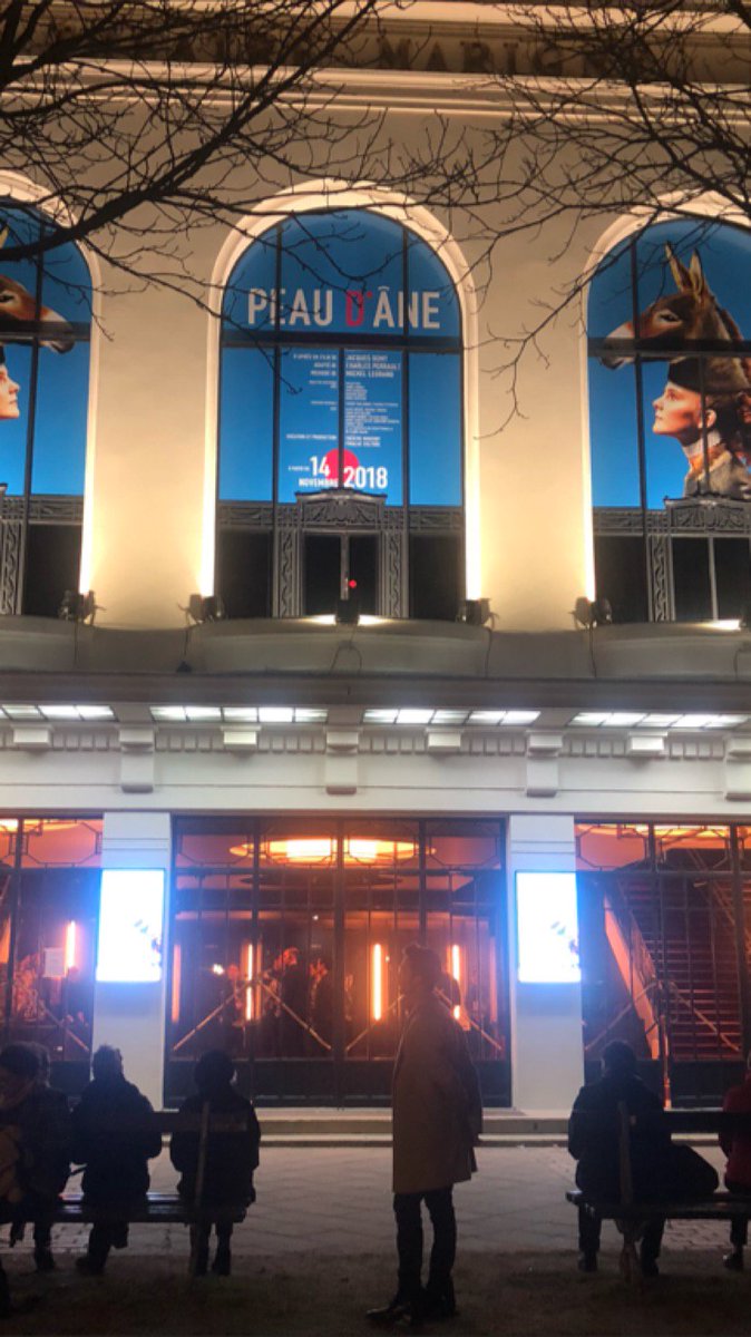 WebediaFR's tweet photo. Magnifique Première de Peau d'Âne dans un superbe @MarignyTheatre tout neuf, en présence de Michel Legrand, avec nos partenaires jusqu'aux coulisses! #TheatreMarigny #FimalacCulture #Fimalac @Fimalac_ent https://t.co/jyAWSjBcAD