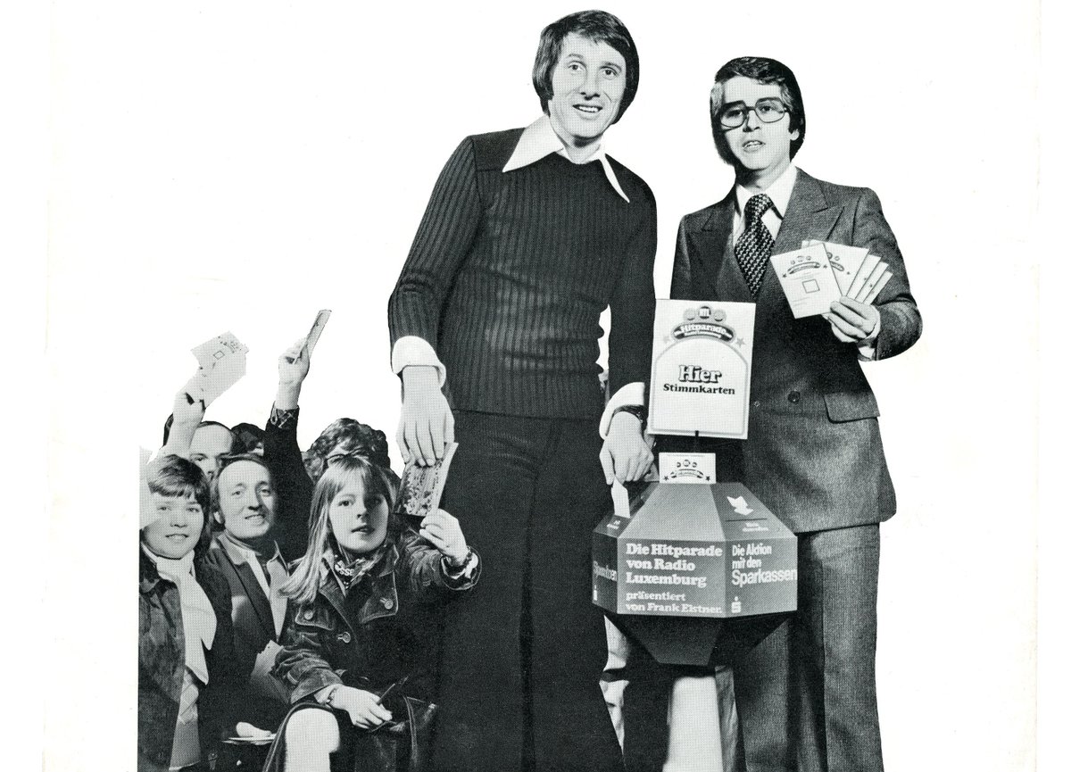 BertHabets's tweet photo. To this day @Frank_Elstner, former programme director of @RTLlu, is a creative genius. In 1976 he initiated a radio chart show voted for by using polls in banks. Singer #UdoJürgens supported the concept, which attracted many new listeners. #TBT #RTLHistory https://t.co/xSyxHXaf5N