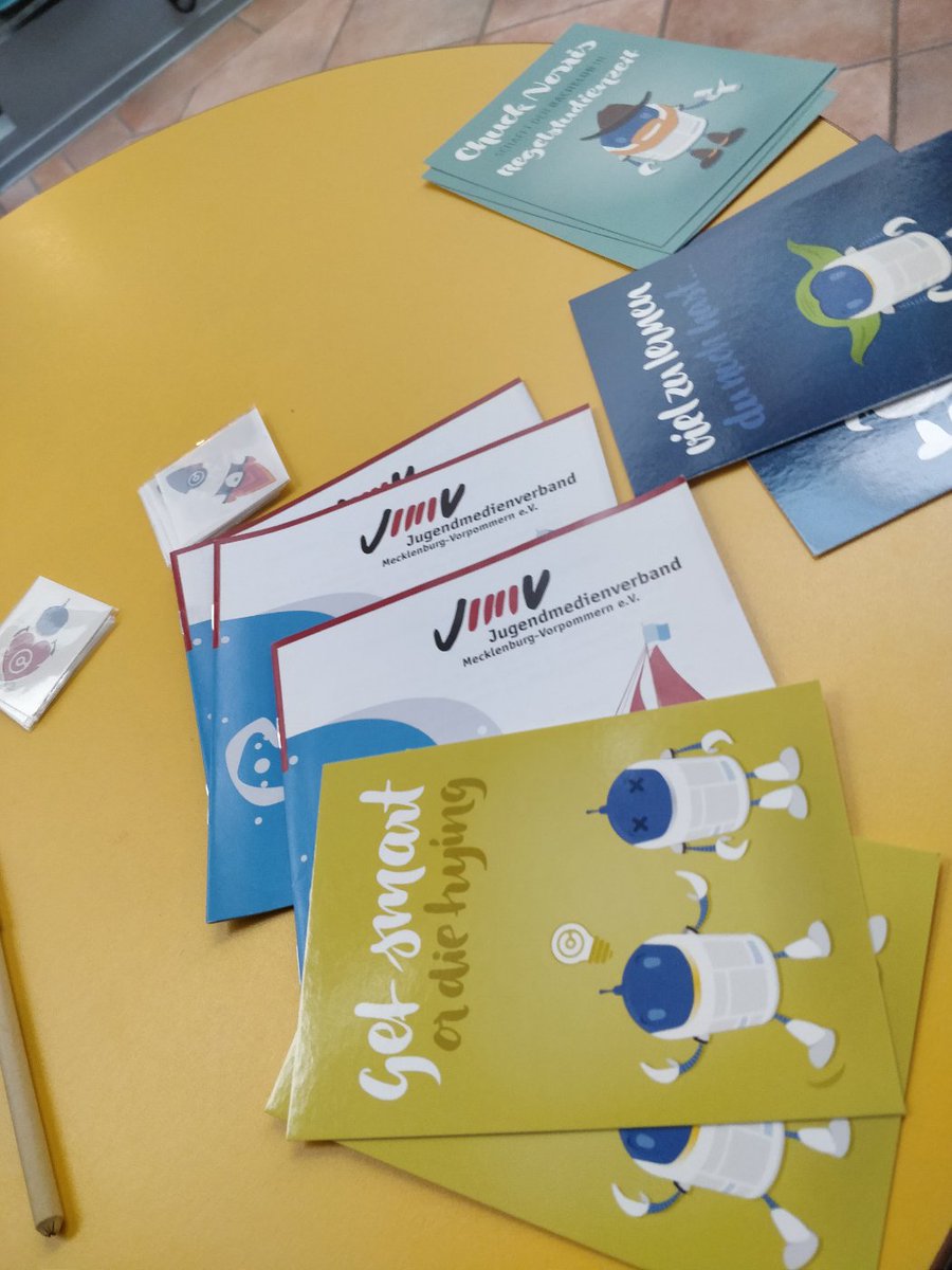 anjalorenz's tweet photo. Tschüss @jmmv_ev, war schön bei Eurer Auftaktveranstaltung zum #Jugendfond.
Und auch aus #MOOCMaker Perspektive irre spannend: durch das @sozial_mv wird der #jbjMOOC neu aufgelegt und für MV-spezifische Fragen angepasst (weite Wege, schelchtes Netz…) – powered by #OERde 💪 https://t.co/W4i5hC08Ex