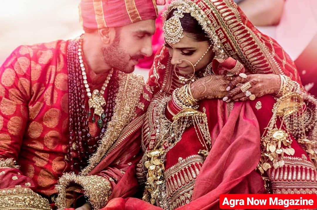 AgraMagazine's tweet photo. Deepika-Ranvir, see each other's first picture of marriage. The biggest wedding year  done in Italy's Lake Como. Bollywood's famous couple Deepika Padukone and Ranveer Singh.
#exclusive | #agranowmagazine | @deepikapadukone @RanveerOfficial @agranowmagazine #agranowmagazine https://t.co/40SJsy8bGK