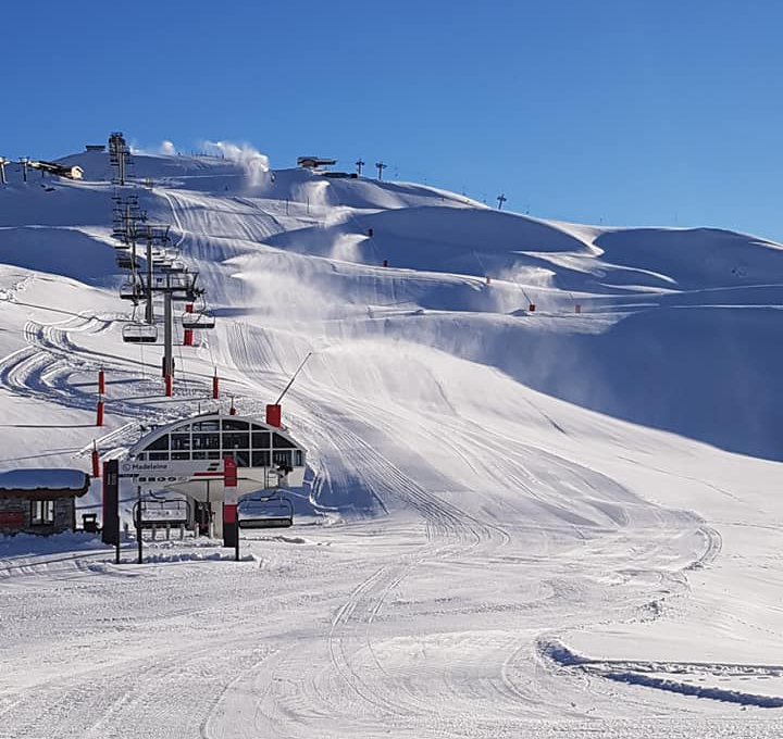 Mise en route des enneigeurs sur Solaise hier
📷Nivoculteurs de #valdisere