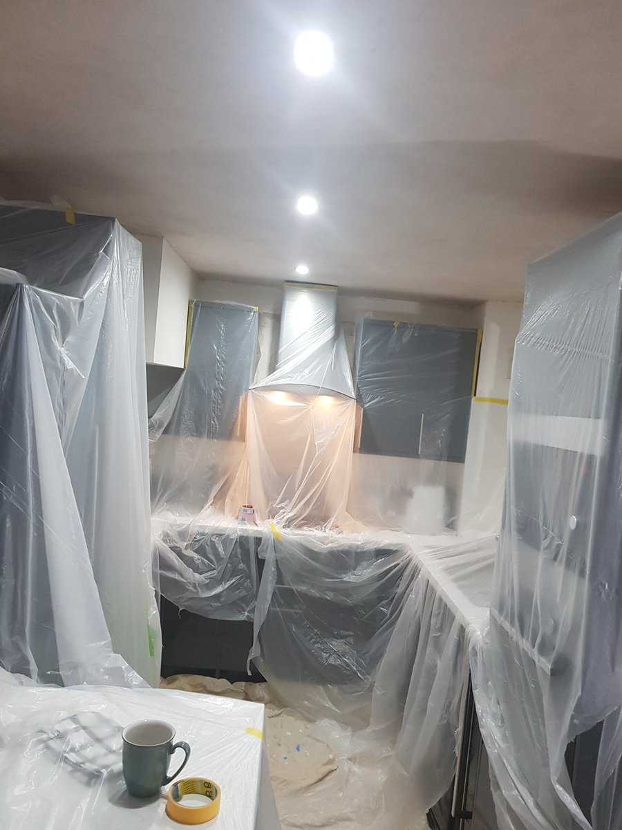 Jenthedecorator's tweet photo. who doesn't love wrapping a kitchen!!
though im covered in mist coat lol
#mistcoating
#dustsheets
#wrappingakitchen
#decorator
#femaledecorator
#ladypainter
@TRADE_decorator
using @TeknosPro 5 to mist https://t.co/wvpFBWfpH5