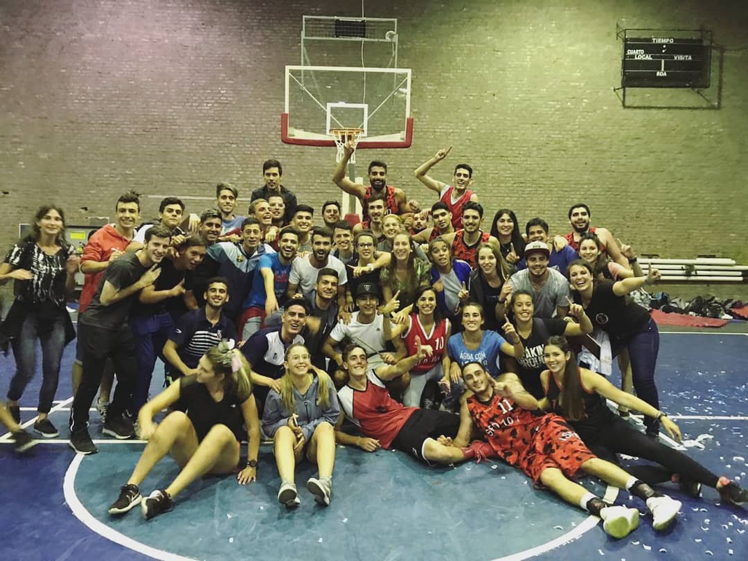 FloorManriique's tweet photo. Cómo no voy a disfrutar mi carrera si además de aprender, juego el deporte que más me gusta? Déjame esta gente siempre 🙌💪��� #Jur2018 #ISFD101 https://t.co/AWzjj6iBTP