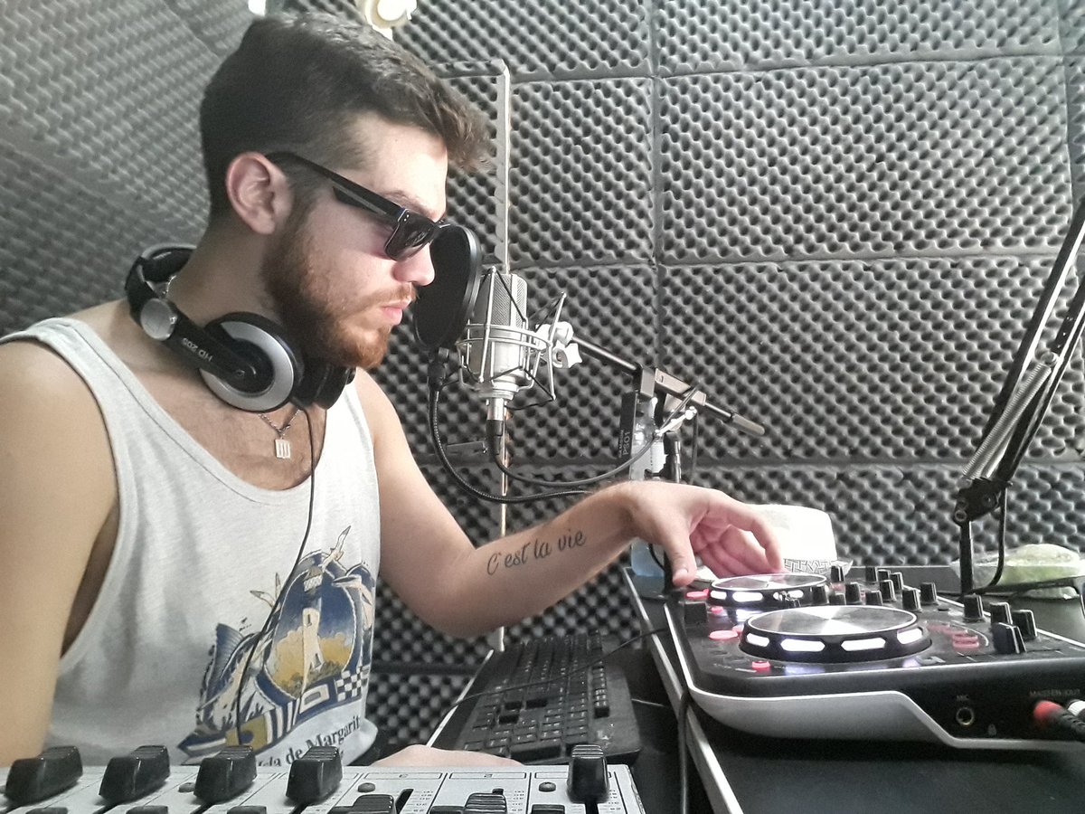 fmboxcolon's tweet photo. Tarde pero seguro! Llego @YairIubatti con #ElHappyHourDeYayo por #FMBOX 104.5 radio en vivo!
No te despegues porque termina y arranca #HolaGrupo con Yayo pero sin @JoseCumba porque se quedó quien sabe donde haciendo quien sabe qué con quien sabe quién! https://t.co/Xan7Otj8ri
