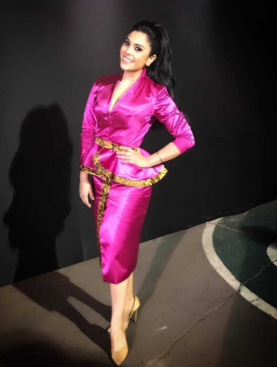 Cinthia__Marin's tweet photo. Como podría describirte? 🤔 Definitivamente me faltarían palabras para hacerlo @maricarmenmarin siempre tan hermosa, tan radiante 🌷👑🦄✨
#mujerprivat #mujerreal #LatinaMásVivosQueNunca https://t.co/JfazhsM0gg
