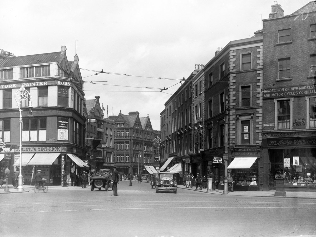 Looking down Grafton Street from St Stephen's Green, circa 1930.

#PhotosofDublin #GraftonStreet #StStephensGreen