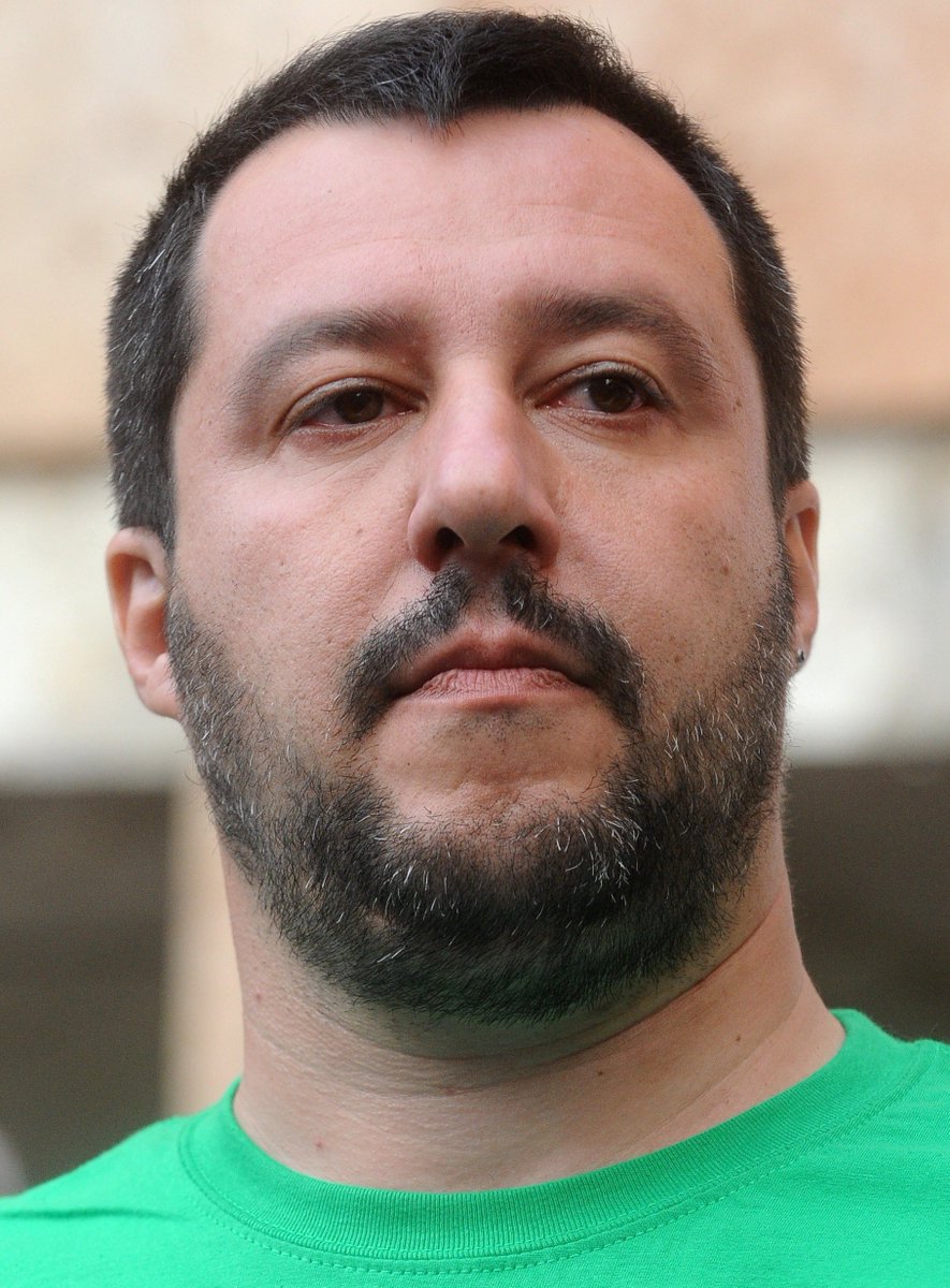 Legambiente's tweet photo. Più inceneritori? @matteosalvinimi la Campania sui #rifiuti non ha bisogno di commedie o annunci anacronistici ma di scelte chiare, efficaci ed innovative. 
Dopo il condono ora questa: è il Governo del cambiamento o quello Berlusconi dei primi anni 2000? 
https://t.co/8JXvSo2Wqz https://t.co/OxoqRIkmGZ