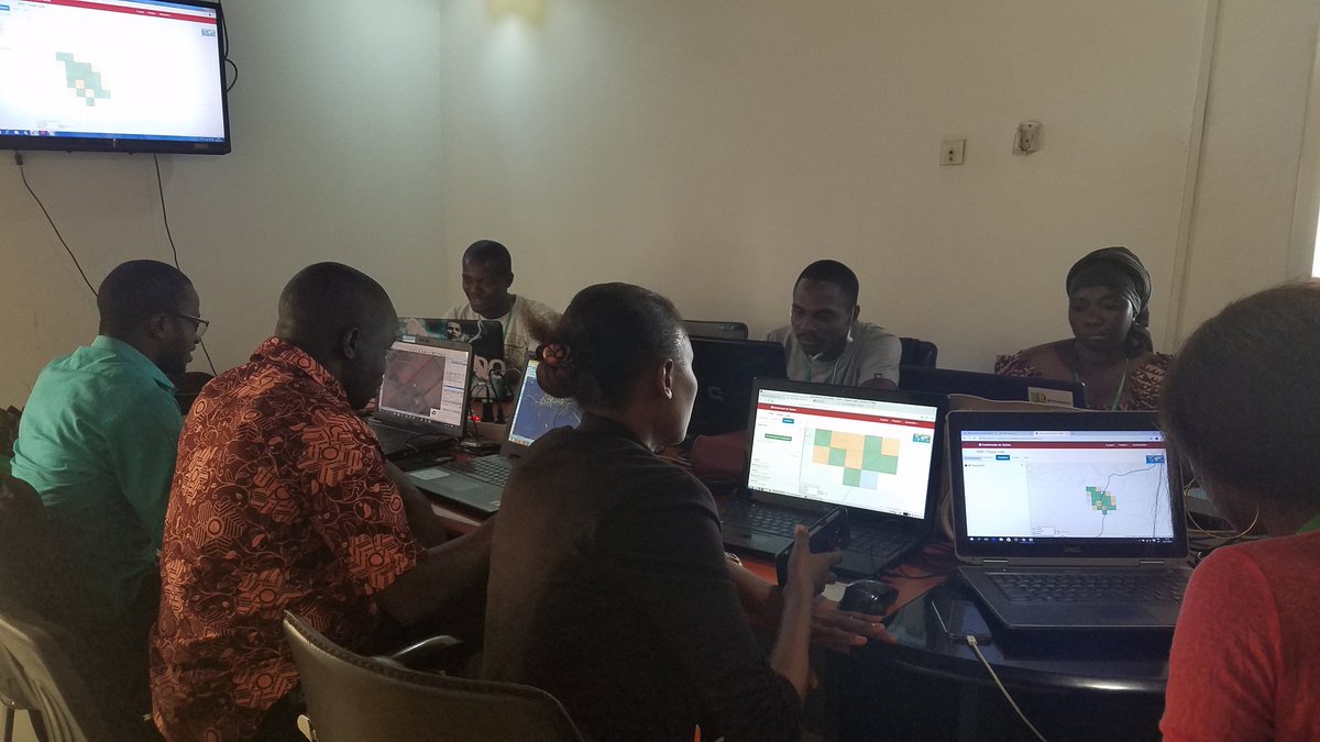 ismaeldiarria's tweet photo. Bientôt la fin de la journée dédiée à #OsmGeoWeek. Nous avons mappé les zones de #Tougué, #Conakry et #Kamsar. Nous avons profité pour corriger les différentes erreurs comises par les débutants.
#2CityGuinea
#MappingMyHome
#Map4Gn
#OsmGuinea https://t.co/GkJwFZTPuq