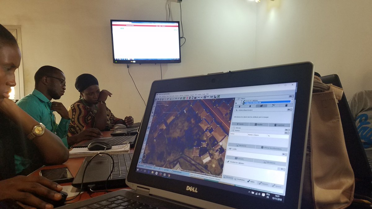 ismaeldiarria's tweet photo. Bientôt la fin de la journée dédiée à #OsmGeoWeek. Nous avons mappé les zones de #Tougué, #Conakry et #Kamsar. Nous avons profité pour corriger les différentes erreurs comises par les débutants.
#2CityGuinea
#MappingMyHome
#Map4Gn
#OsmGuinea https://t.co/GkJwFZTPuq
