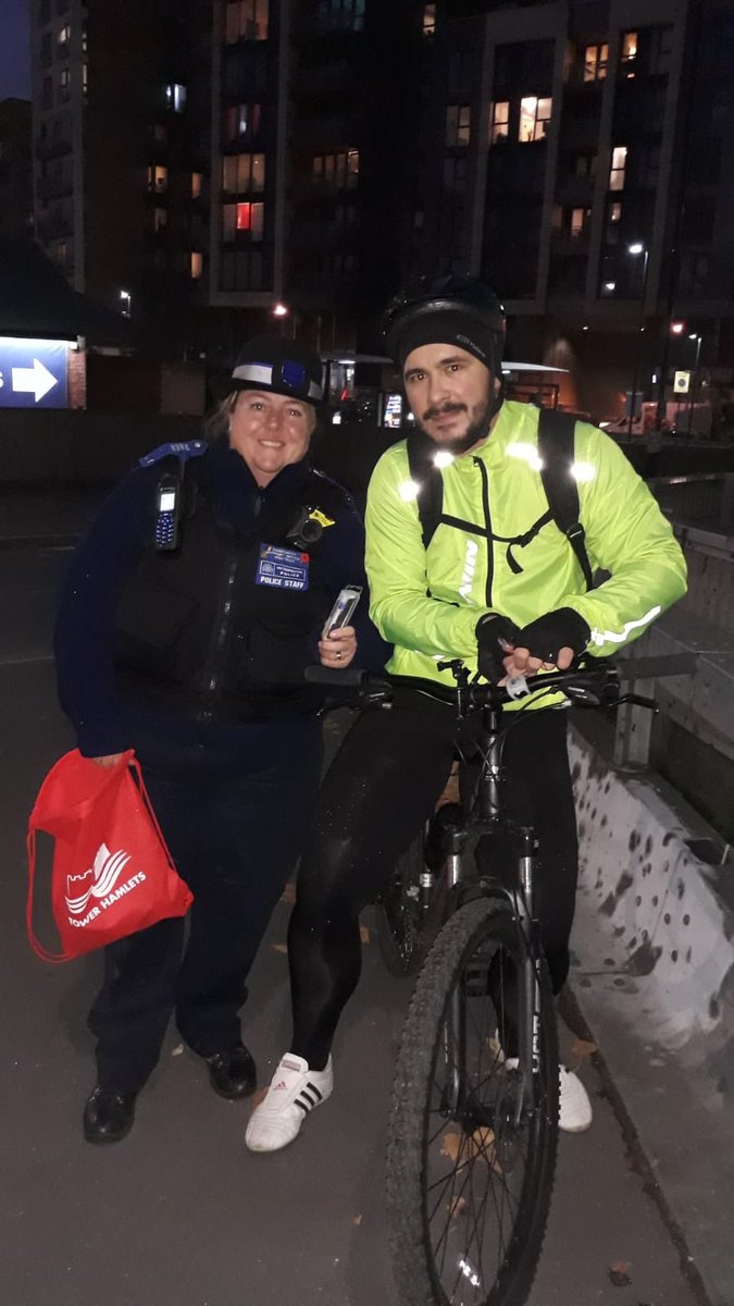 MPSTowerHam's tweet image. #TowerHamlets STT Officers are at Bow Roundabout giving out free Bike lights please come along and get your freebie before they all go #RTPC