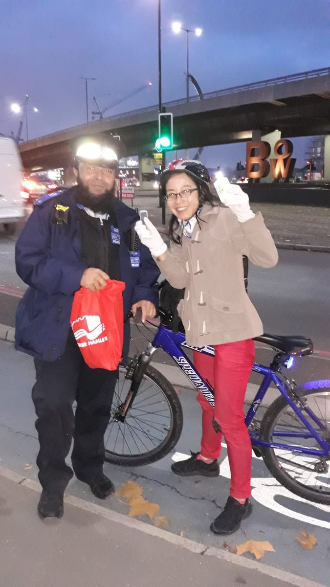 MPSTowerHam's tweet image. #TowerHamlets STT Officers are at Bow Roundabout giving out free Bike lights please come along and get your freebie before they all go #RTPC