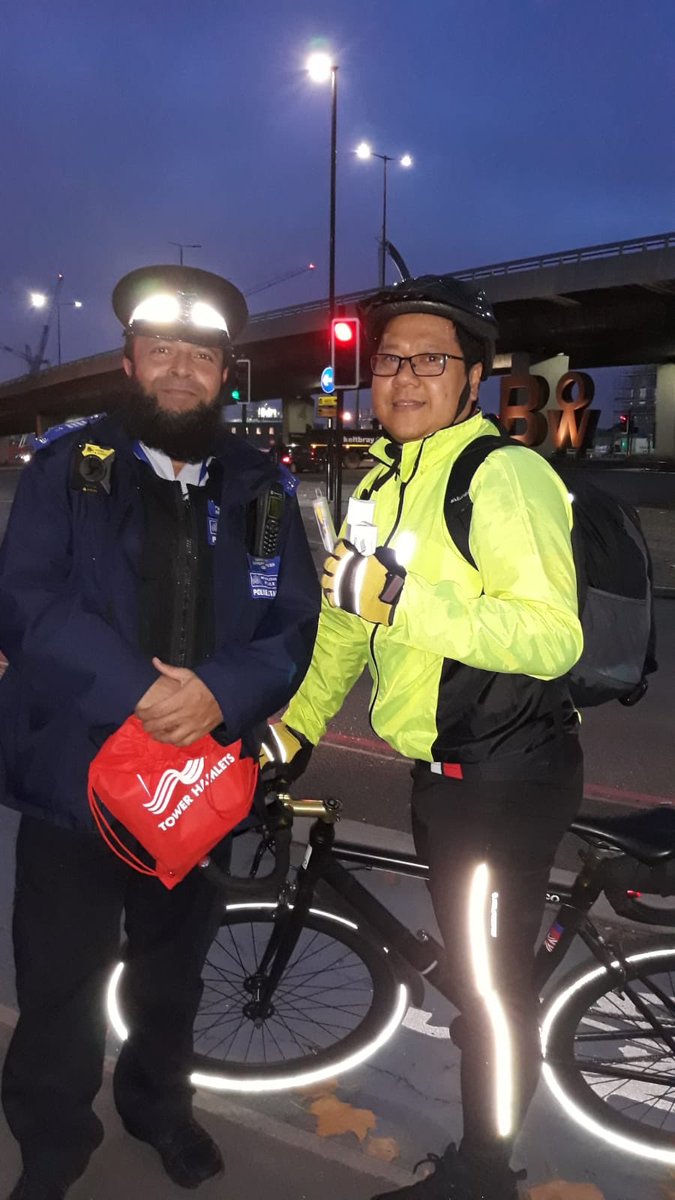 MPSTowerHam's tweet image. #TowerHamlets STT Officers are at Bow Roundabout giving out free Bike lights please come along and get your freebie before they all go #RTPC