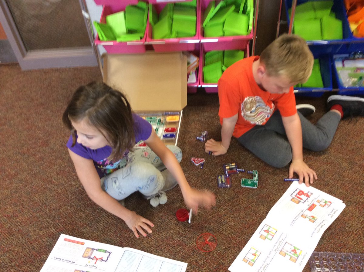 WurteleLisa's tweet photo. Snap circuit fun! https://t.co/hn30gt0xId