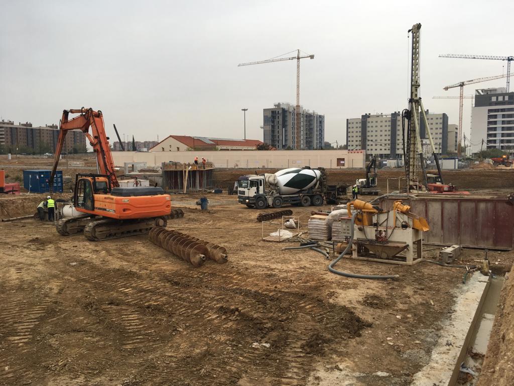 cimenter_'s tweet photo. #CIMENTER #geotecnia 
Empezando nueva obra en #Zaragoza. Ejecutaremos #muros pantalla de espesor 45cm a 12m de profundidad y #pilotes de barrena continua CFA de diámetros 450mm a 850mm y hasta 12,0m de profundidad. Nueva promoción de 81 viviendas y 2 sótanos para aparcamientos. https://t.co/ETjfZTiMQL