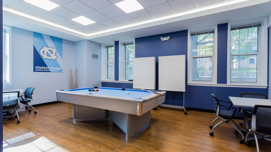 UNCFacServ's tweet photo. It's #AmericaRecyclesDay, so don't just recycle, use recycled! @UNChousing designs with ♻️ in mind: window blinds, furniture, carpeting and vinyl flooring are just some of the furnishings in #UNC residence halls that are made from recycled materials. #UNCrecycles #UNCThreeZeros https://t.co/eZJGcWrzDm