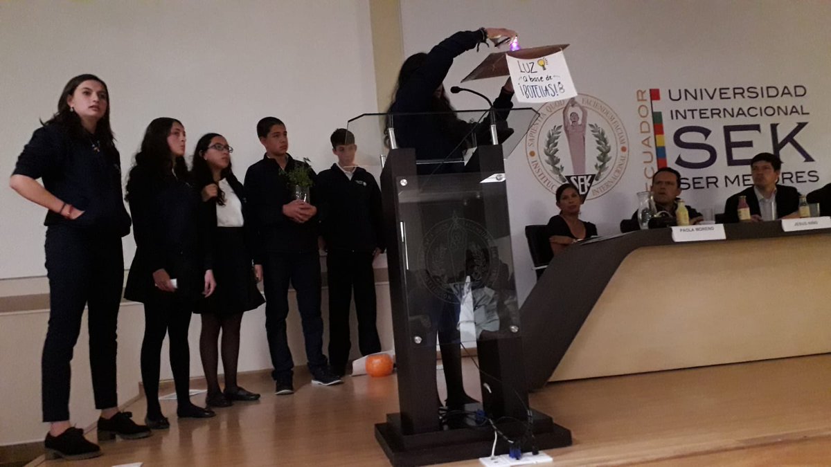 AlemaniaQuito's tweet photo. Estos son algunos de los proyectos presentados por los chicos de los clegios en la @UISEK para contribuir con el medio ambiente 🌍 en la Cumbre Intercolegial del Cambio Climático en el marco de la visita del Dr. Hack de la @TUDarmstadt 🇩🇪 a 🇪🇨#KnowledgeExchanGER
@ifaCultExtern https://t.co/aXvOULxLNX