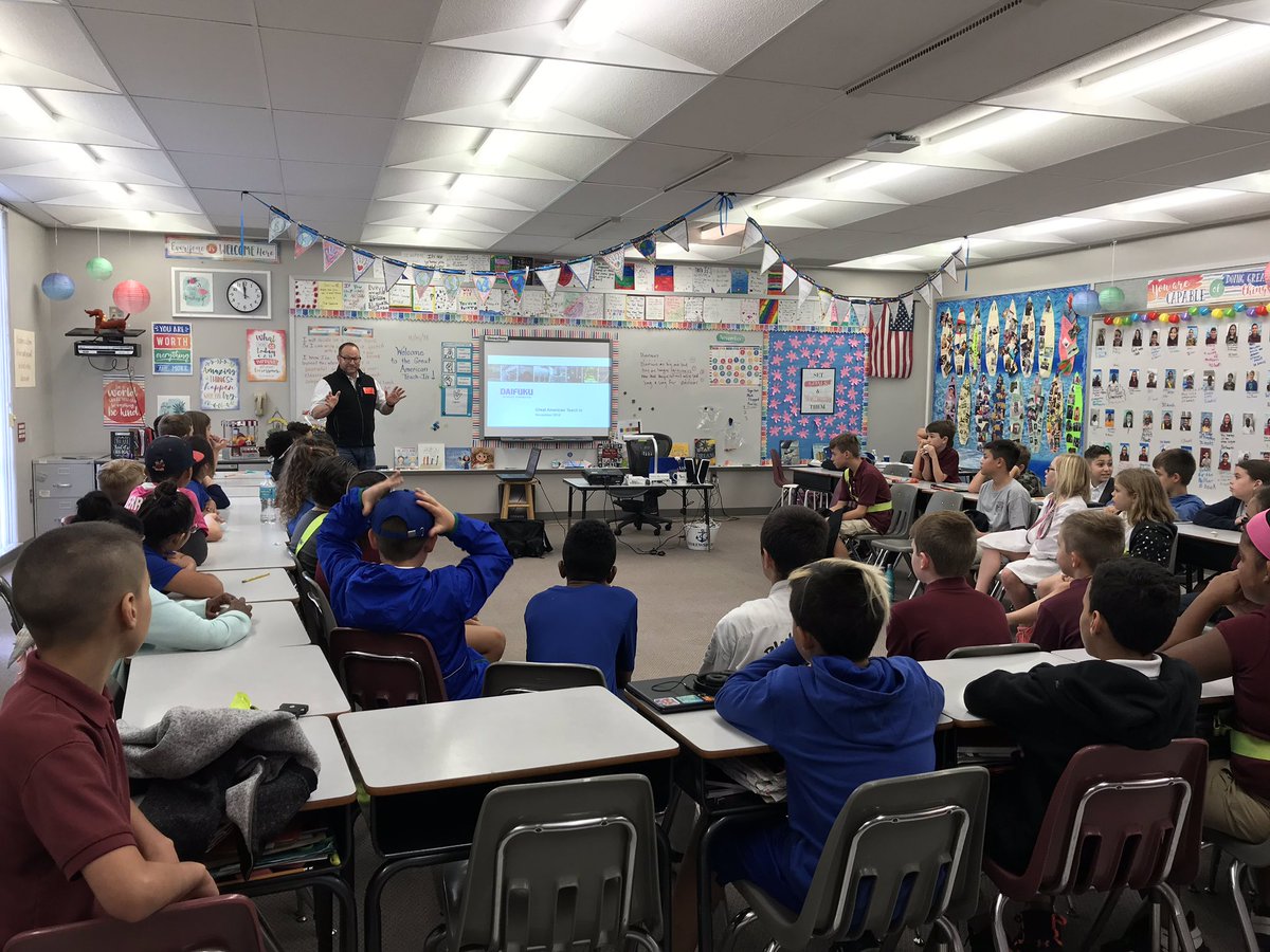 EvartsJennifer's tweet photo. Thank you Mr. Aubrey! Who knew warehouse automation could be so fascinating! @SchwarzkopfElem @susanneshrews #GreatAmericanTeachIn https://t.co/Fj3dRbTcS0