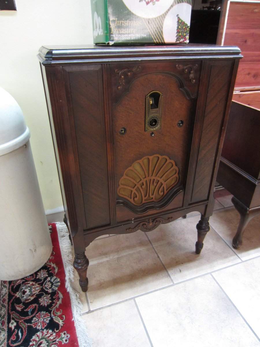 SecondsCity's tweet photo. Prepare to blow your wig on this drizzly #ThrowbackThursday as we crank up the tunes in this joint, on an original 1930's radio!
1930s Radio (#419601) starting at $150 on 11/9
Prices drop 1% per day. Call 440-845-3000 for info. #ShopSmall #ShopLocal #ConsignCLE #LocalCLE https://t.co/3hn5lIJViL