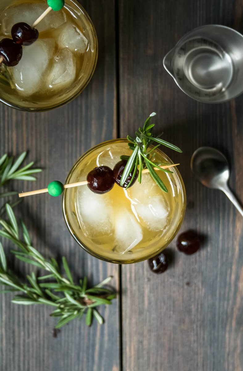 flavorjournal's tweet photo. cheers to the holidays, and cheers to this holiday old fashioned! it’s super easy to make &amp; will definitely impress at your holiday party! Use @OXO bar tools to make it all come together. #AD -> https://t.co/b3ZB1OfKYo <- #OXOBetter #holidayparty #cheers #oldfashioned #cocktails https://t.co/kD0XrlX8lO