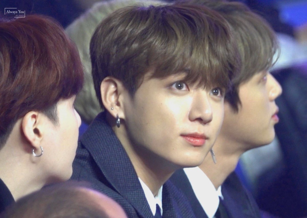 ONE_REASON_JK's tweet photo. 181106 정국

꾸기 두리번 거리다가 카메라랑 눈마주치고 황급히 피해버리기...😳🐰🙈

#정국 #전정국 #JK #Jungkook #JUNGKOOK #BTS⁠ ⁠⁠ ⁠⁠ ⁠⁠ ⁠⁠ ⁠ @BTS_twt https://t.co/HejycsdSxm