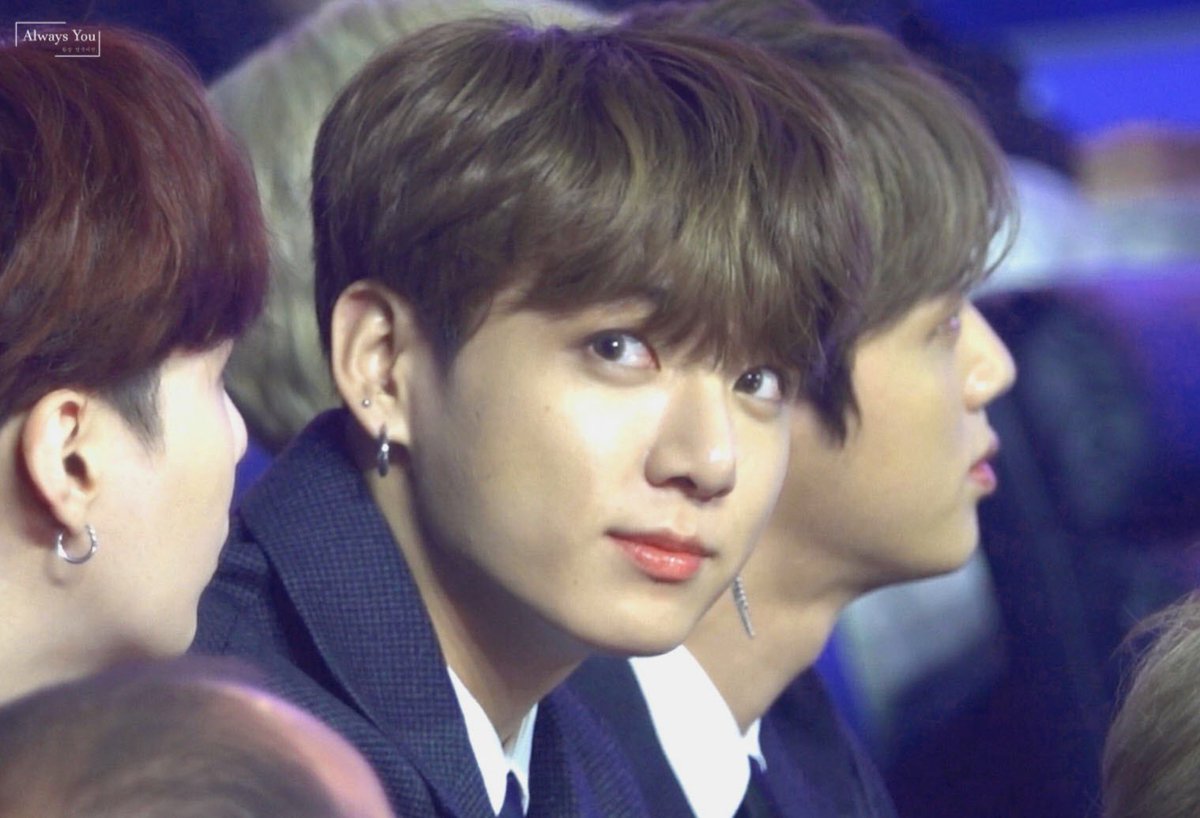 ONE_REASON_JK's tweet photo. 181106 정국

꾸기 두리번 거리다가 카메라랑 눈마주치고 황급히 피해버리기...😳🐰🙈

#정국 #전정국 #JK #Jungkook #JUNGKOOK #BTS⁠ ⁠⁠ ⁠⁠ ⁠⁠ ⁠⁠ ⁠ @BTS_twt https://t.co/HejycsdSxm