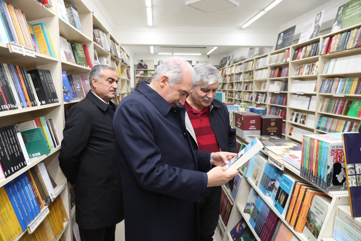 mevlutuysal_bsk's tweet photo. Sultanahmet Meydanı’ndaki kitapçı esnafımızla bir araya gelerek sohbet ettik. Rabbim hayırlı ve bereketli kazançlar nasip etsin. Misafirperver esnaf kardeşlerime gönülden teşekkürlerimi sunuyorum. https://t.co/dEjQlVzV4L