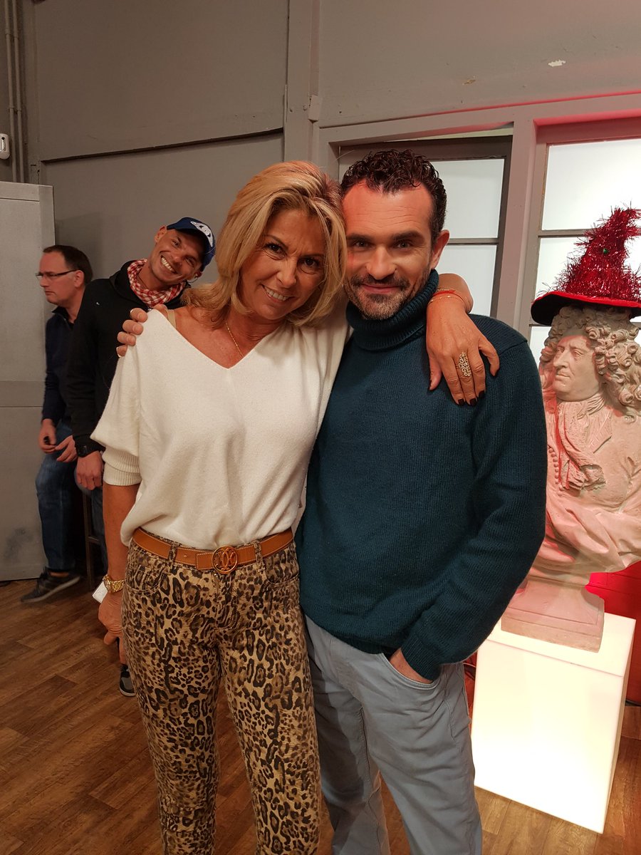 Son Compagnon Caroline Margeridon Et Son Mari Jockey Caroline Margeridon : Caroline Margeridon pose avec Bob Sinclar et