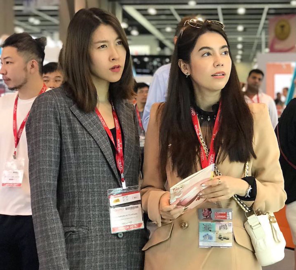 oUChan's tweet photo. ดูงาน #cosmoprof2018 ที่ฮ่องกง สองบอสต้องเท่เบอร์นี้เลย 😎 สวยค่ะบอส 🥰
#chamethailand
#cheerny14
#kartoon_nanthanicha
Cr. #chatsarun_24 https://t.co/1CpEddHLO4