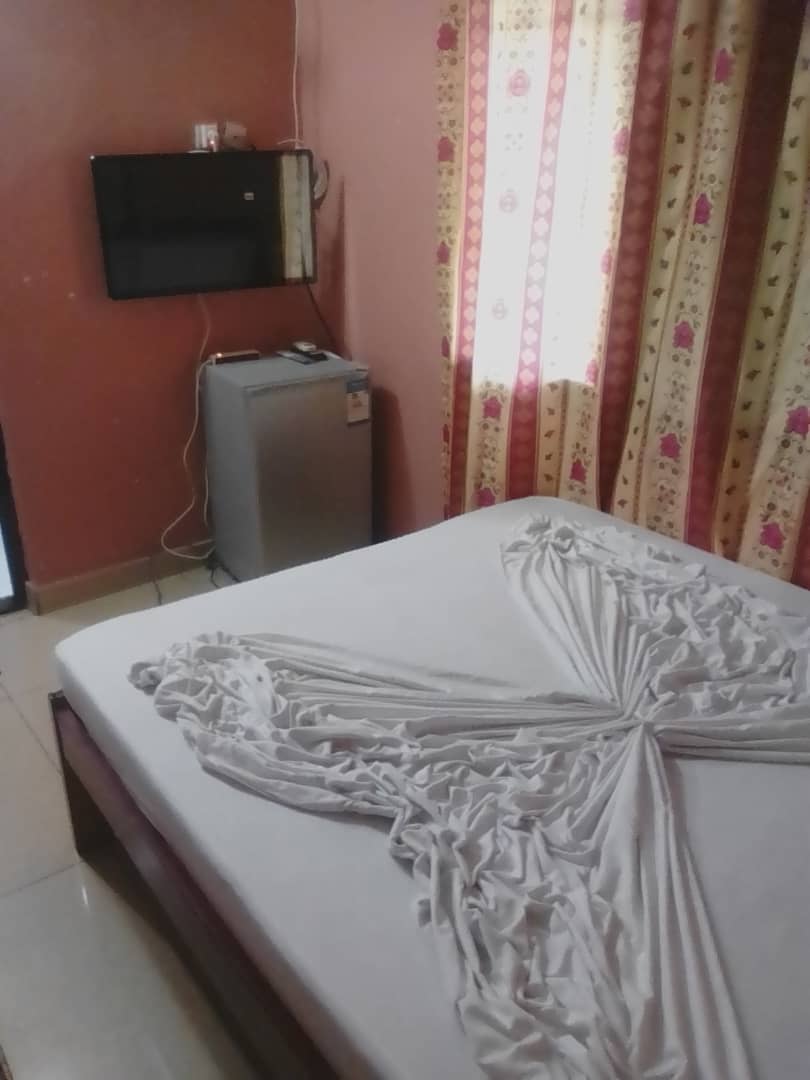 BarelieM's tweet photo. J'ai découvert un véritable bijou à Brazzaville. On peut se loger à moindre coût tout en étant dans le meilleur confort que possible. #aubergecarole #vouseteslesmeilleurs #bacongoaunbijou https://t.co/KGmk9wxCU0