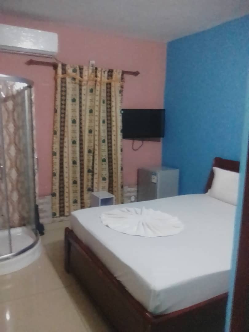 BarelieM's tweet photo. J'ai découvert un véritable bijou à Brazzaville. On peut se loger à moindre coût tout en étant dans le meilleur confort que possible. #aubergecarole #vouseteslesmeilleurs #bacongoaunbijou https://t.co/KGmk9wxCU0