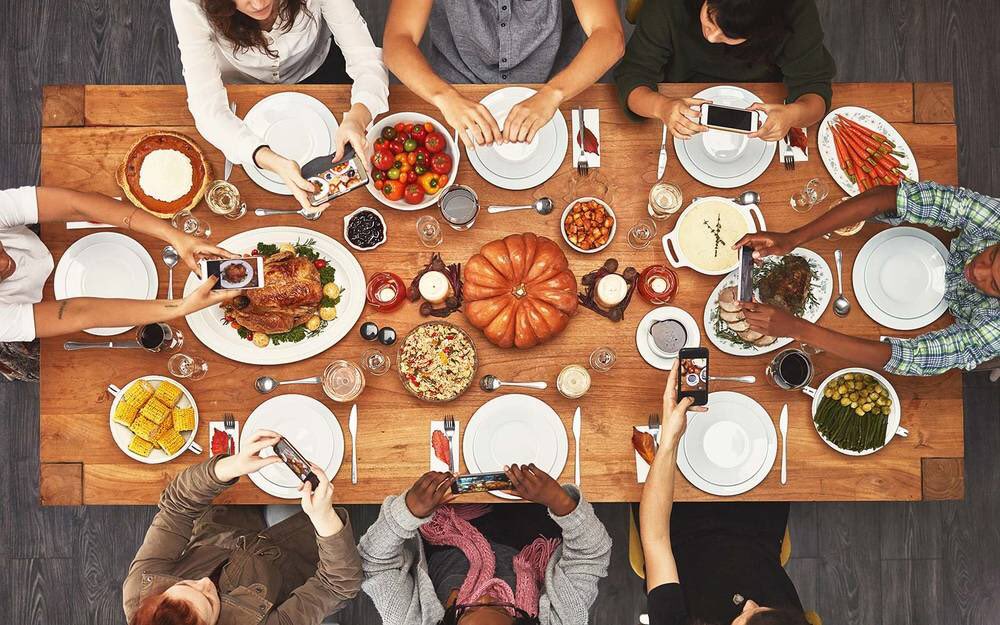 GraceDining's tweet photo. Make sure you take plenty of pictures of your favorite things about tonight: the food, the decorations, and of course your friends! #AlphaDining #ThanksgivingDinner2018 @gracecollege https://t.co/5mr7iqXkLN