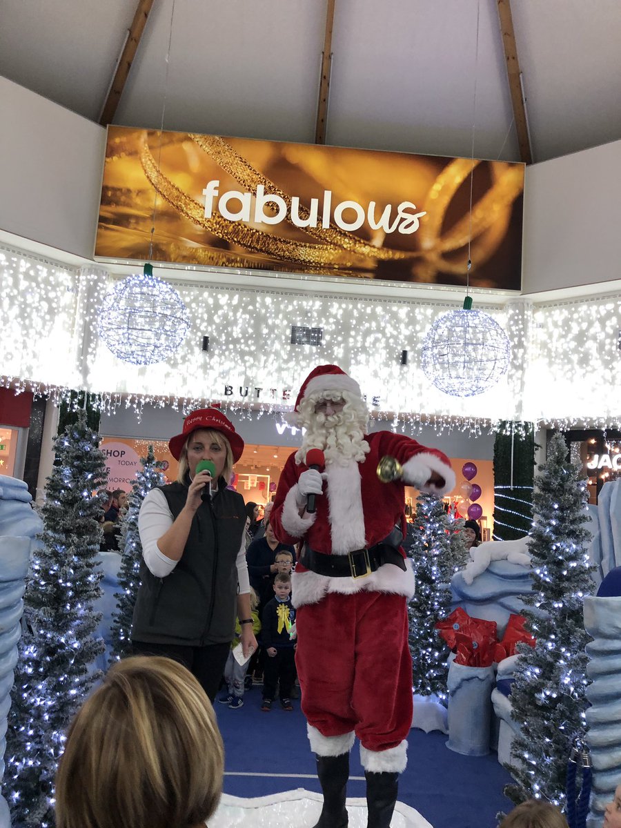 EmmaOneDigital's tweet image. Santa arrived in a flurry of snow tonight in @Buttercrane ❄️.. Accompanied by festive music 🎶 and a fab welcome in #Newry @SoundFuncEvents @macpublicrel #Christmasiscoming