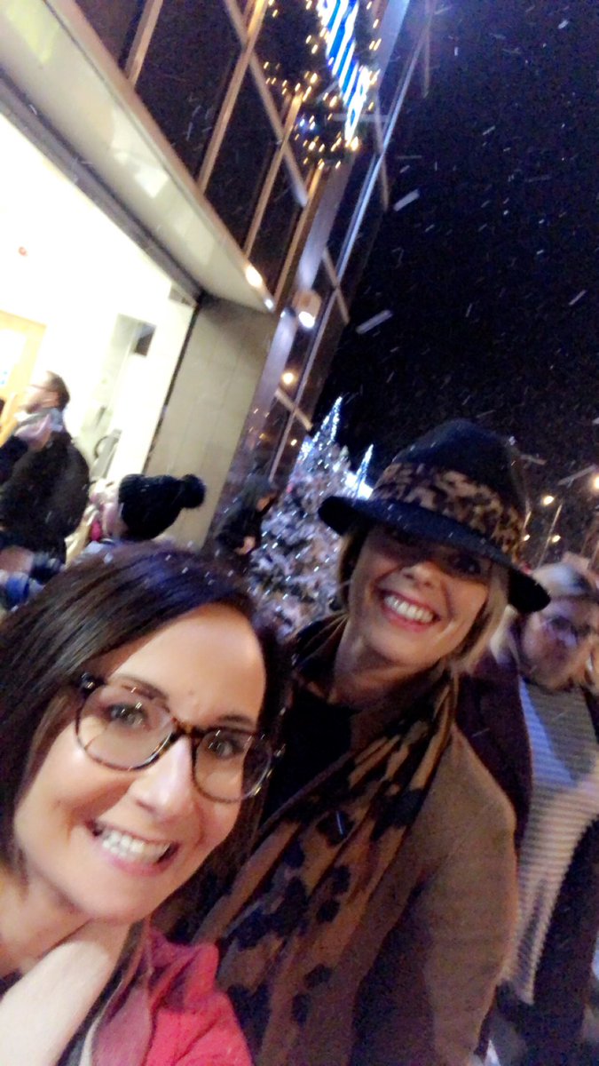 EmmaOneDigital's tweet image. Santa arrived in a flurry of snow tonight in @Buttercrane ❄️.. Accompanied by festive music 🎶 and a fab welcome in #Newry @SoundFuncEvents @macpublicrel #Christmasiscoming