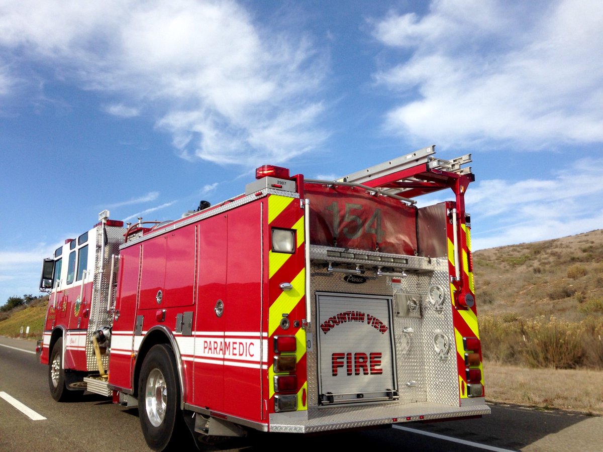 ElaineLeung4's tweet photo. Caught part of the caravan of #SFFD & #MtnViewFire strike teams🚒 returning from the #WoolseyFire along 101 south of Santa Maria. Thank you for your service! #BayAreaProud! Yes, that was me waving👋🏼 @MtnViewFire @sffdpio https://t.co/K89bKUJjAw
