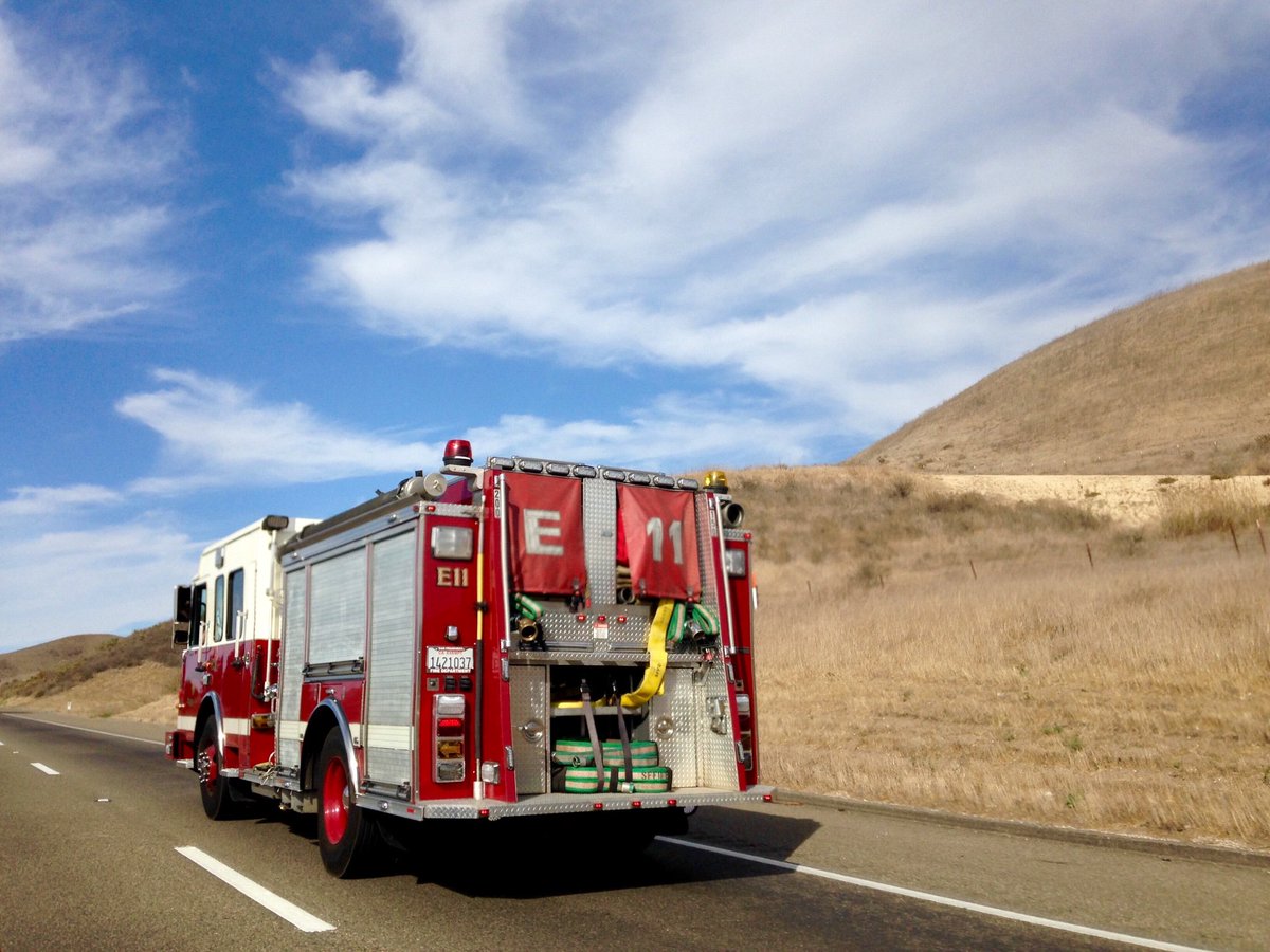 ElaineLeung4's tweet photo. Caught part of the caravan of #SFFD & #MtnViewFire strike teams🚒 returning from the #WoolseyFire along 101 south of Santa Maria. Thank you for your service! #BayAreaProud! Yes, that was me waving👋🏼 @MtnViewFire @sffdpio https://t.co/K89bKUJjAw