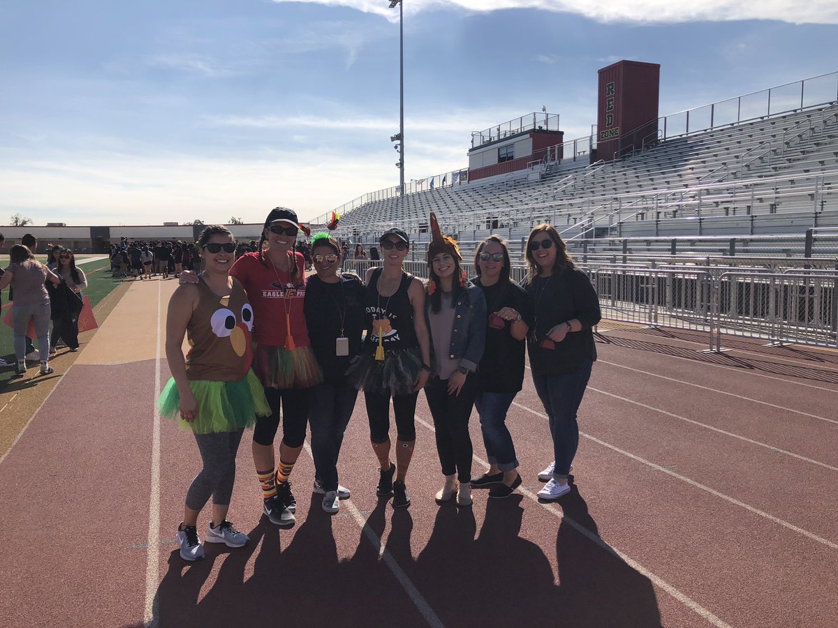 MrsGEtiwanda's tweet photo. When your favorite peeps are also your favorite turkeys!! I ❤️ my coworkers!! #TurkeyTrot #TurkeyFlare #NeedMoreCowbell https://t.co/Zl5WOyGiG0