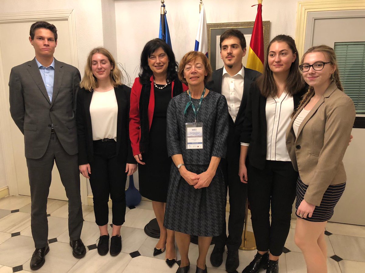 Esta tarde nos han visitado las y los alumnos eslovenos que participan en #MEP2018 organizado por la <a href="/FundSanPatricio/">FundacionSanPatricio</a> en Madrid y Toledo. La Embajadora les ha deseado mucha suerte en la parte competitiva pero sobre todo una experiencia inolvidable con muchas nuevas amistades.
