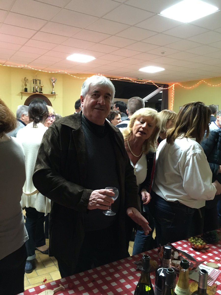 RotaryPalaiseau's tweet photo. [#RotaryBeaujolais2018] Soirée Beaujolais du #RotaryPalaiseau dans une ambiance chaleureuse, en présence de @gdelasteyrie, maire de Palaiseau. Merci à tous d’être venus nombreux, en soutien aux actions que nous portons. https://t.co/E6UJ8wihgl