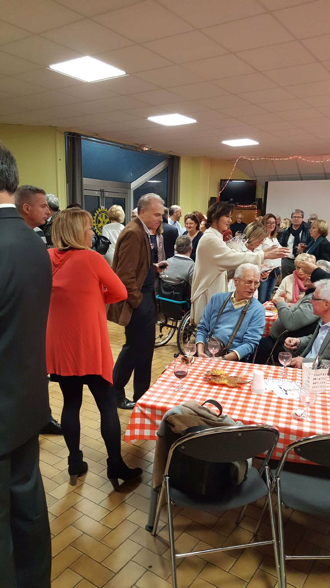 RotaryPalaiseau's tweet photo. [#RotaryBeaujolais2018] Soirée Beaujolais du #RotaryPalaiseau dans une ambiance chaleureuse, en présence de @gdelasteyrie, maire de Palaiseau. Merci à tous d’être venus nombreux, en soutien aux actions que nous portons. https://t.co/E6UJ8wihgl