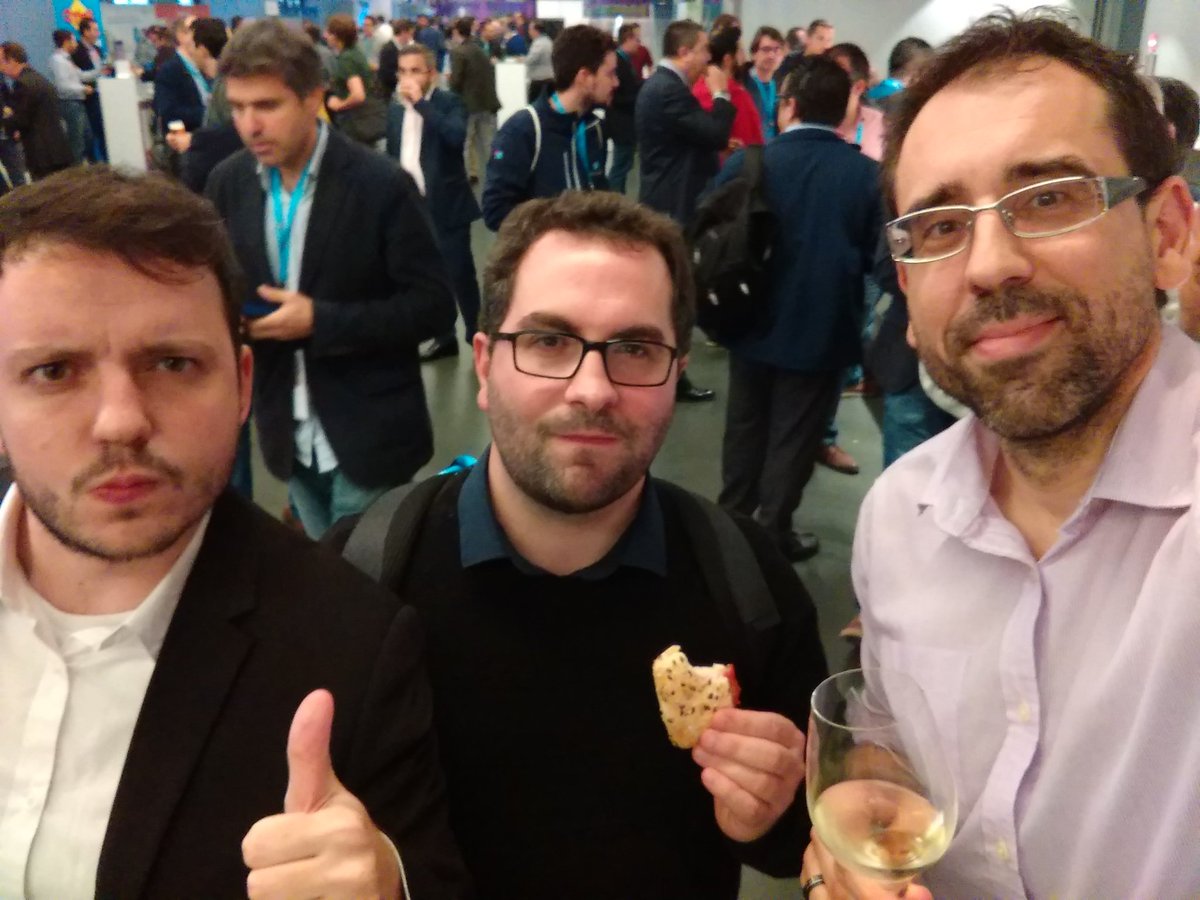 tuitsdegabriel's tweet photo. Brindemos por el trabajo bien hecho en la cabina del #VoIP2Day18 con @jjyborra y @bladix, gerente de @Dualia, empresa pionera y referente de la #InterpretaciónTelefónica en España. https://t.co/kaAT7072Du