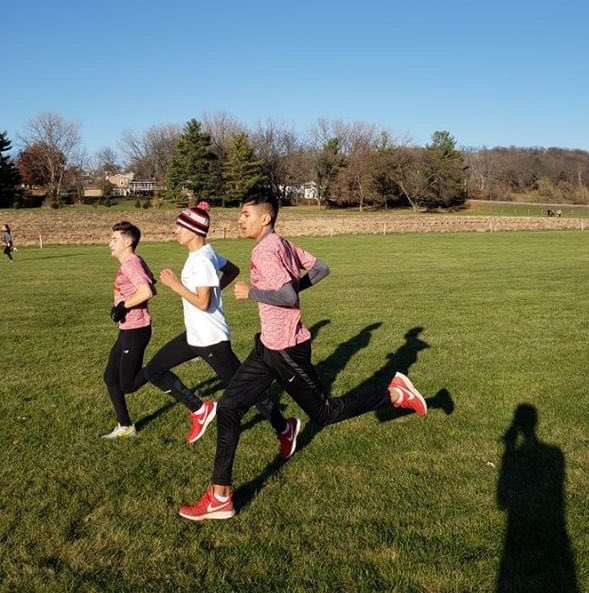 USTAthletics's tweet photo. Men’s race goes off at 11:30 AM #ustxc #raceready #preracestrides https://t.co/OnwvV0nJvC