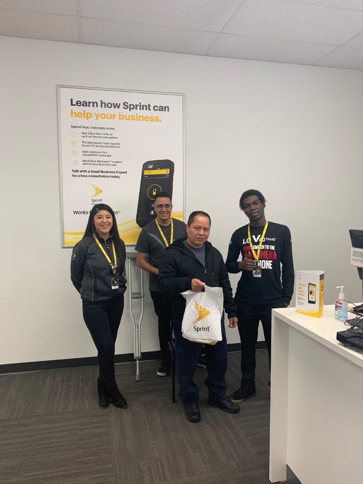 sdykow01's tweet photo. Here we grow again with our 25th store Opening today and our 1st of many happy customers! Welcome Elgin to the Wireless Choice family. https://t.co/zf8bKH0x8E