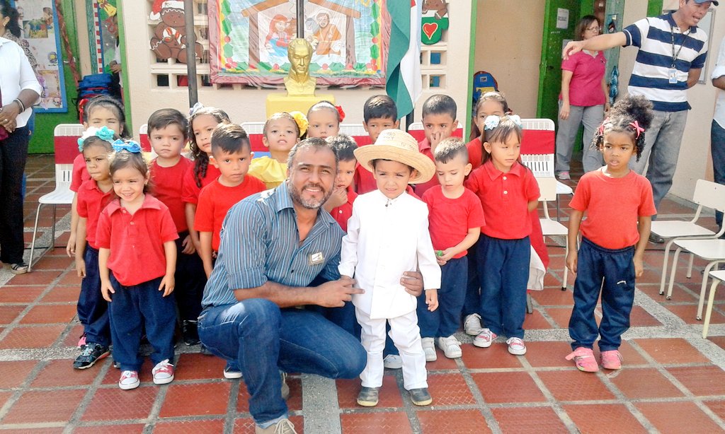 epistem3's tweet photo. La alegría de nuestros niños, con el morral de los sueños https://t.co/ozAcHmp23s