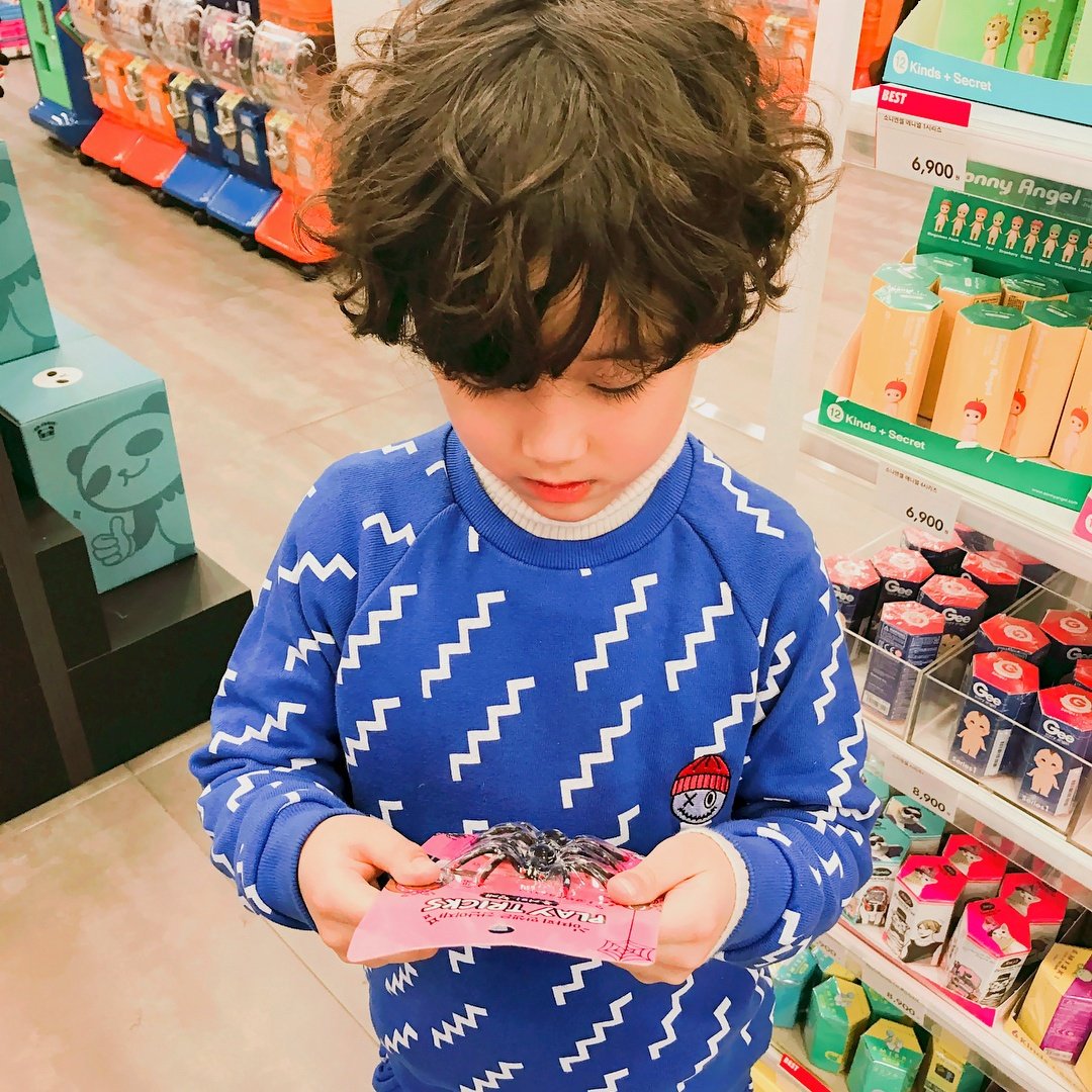 O85PK's tweet photo. ㅤㅤㅤㅤㅤㅤㅤㅤ𝑪𝒉𝒂𝒓𝒍𝒊𝒆 ◞♡° 
ㅤㅤㅤㅤㅤㅤㅤㅤ۵` .nd 𝐒𝐨𝐟𝐢𝐞.

enquanto um só pensa em comer o outro só pensa em mais brinquedos para a coleção. https://t.co/ucCpPv8IrD