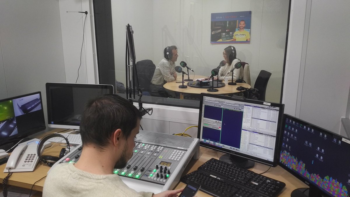 joansalicru's tweet photo. Avui fent de productor del #valorsalalca que fem des de @revistavalors a Mataró Ràdio (@MatAudiovisual) per a @laxarxa. D'aquí uns dies aquest contingut que enregistra ara @laura_cera s'emetrà per una trentena d'emissores locals. I així anem fent gran el #projecteValors! https://t.co/PYuhuxIbSp