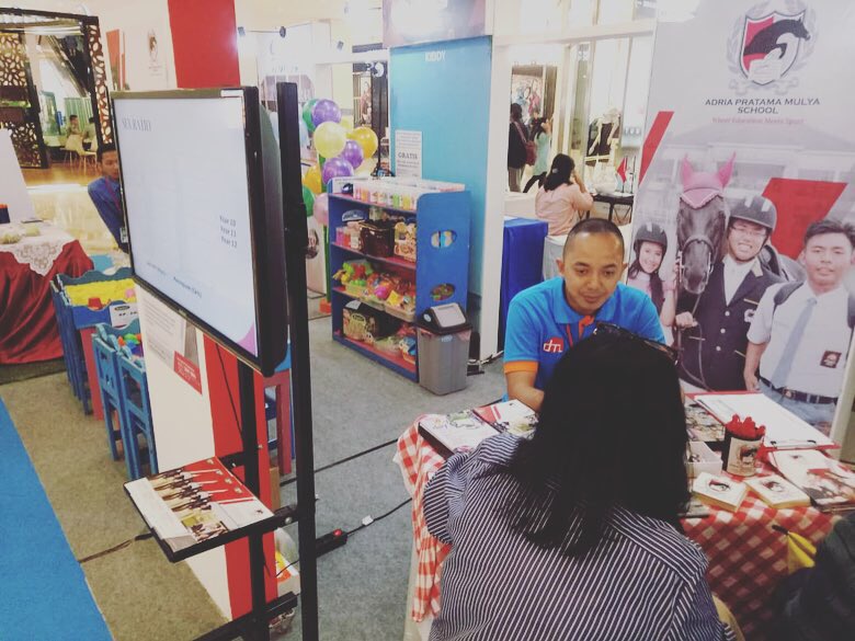 SMA_APM's tweet photo. Our 3rd day @kotakasablanka and it’s getting crowded 😉👍🏻
.
For more Information and Registration, please contact : 0811 191 401 (Mr. Ahmed).
.
#newstudent #photowithnewstudent #apmboardingschool #apmequestriancentre #apmtaekwondoclub #smaadriapratamamulya https://t.co/E5IWopPtM2
