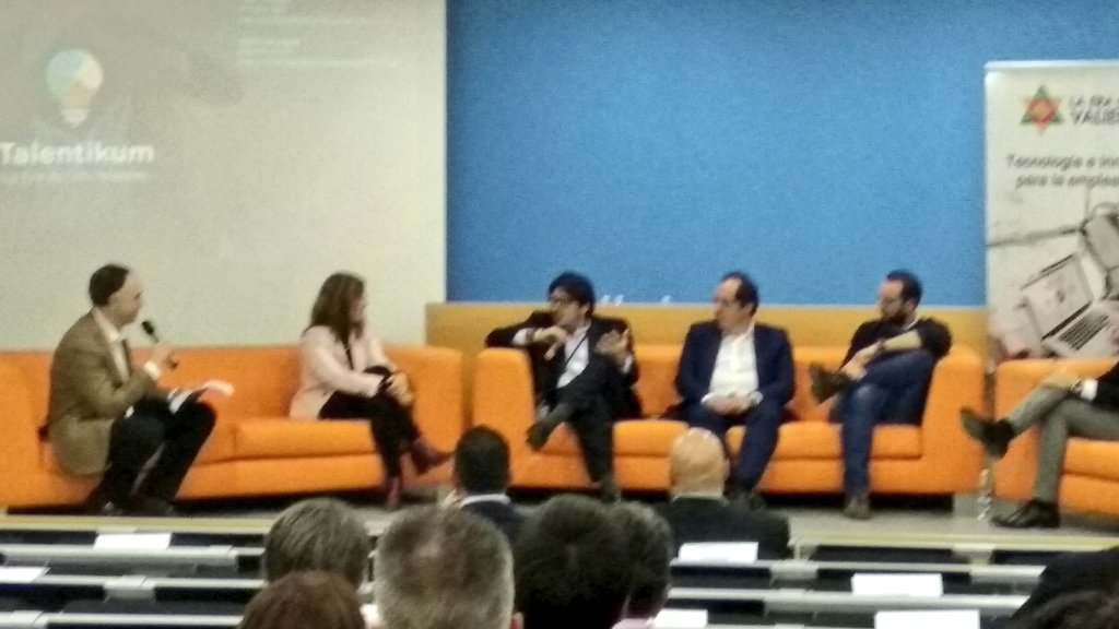 eravalientes's tweet photo. Fran Coll, millennial en la mesa redonda pone el dedo en la llaga: en España a los millennials se les ignora, en USA se les reconoce #TalentoMillennial #liderazgozidane https://t.co/aRngXuWsid
